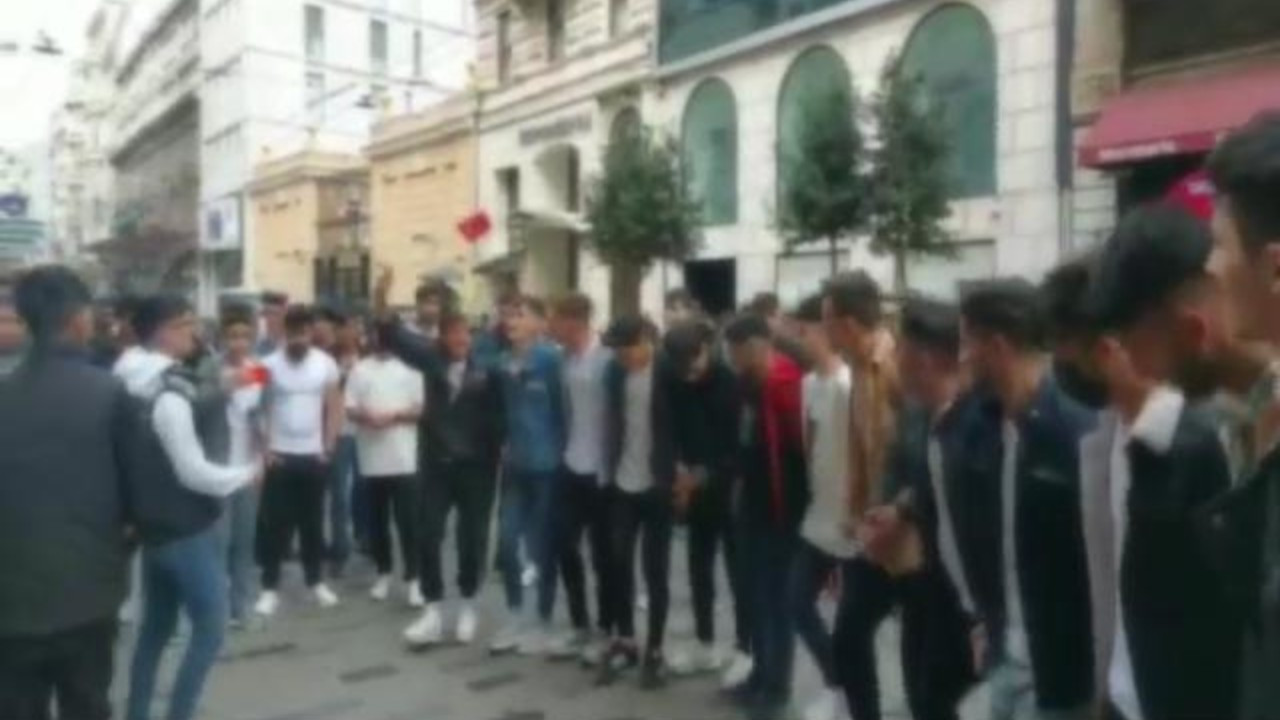İstiklal Caddesi'nde Kürtçe şarkı gözaltıları