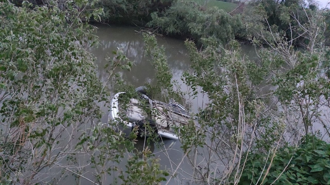 Otomobil Tunca Nehri'ne uçtu: 2 ölü, 1 yaralı