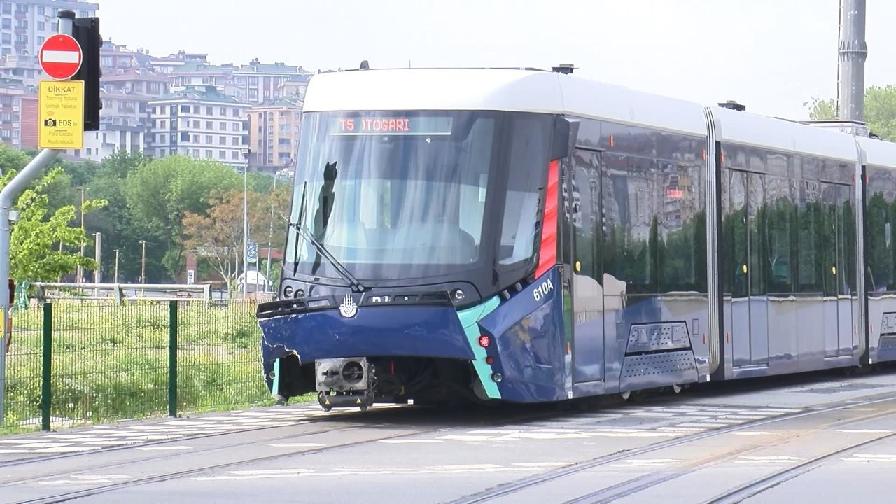 Eyüpsultan'da kaza: Tramvay ile otomobil çarpıştı