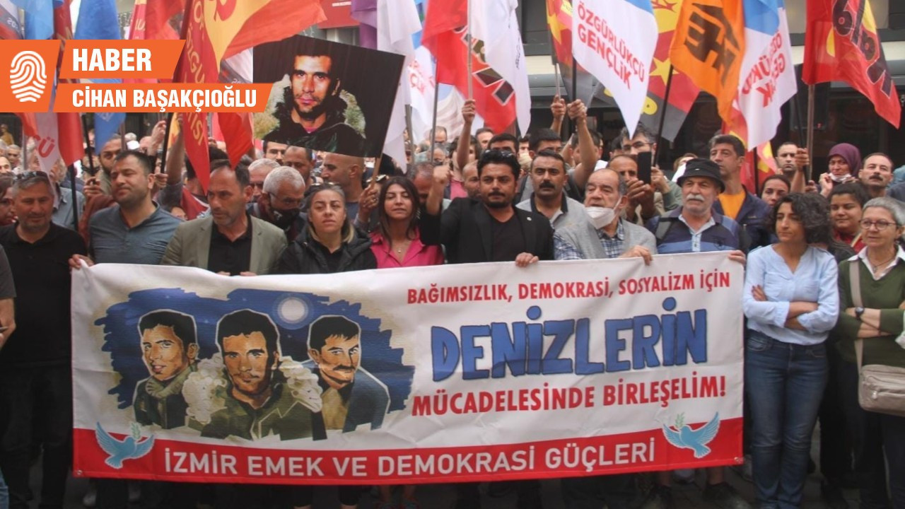 İzmir'de 'Üç Fidan' için denize karanfil bırakıldı
