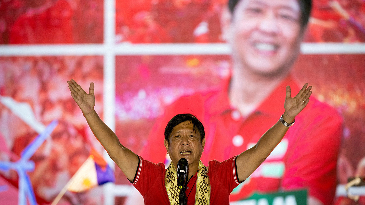 Filipinler'de seçimi 'son diktatör'ün oğlu Ferdinand Marcos kazandı