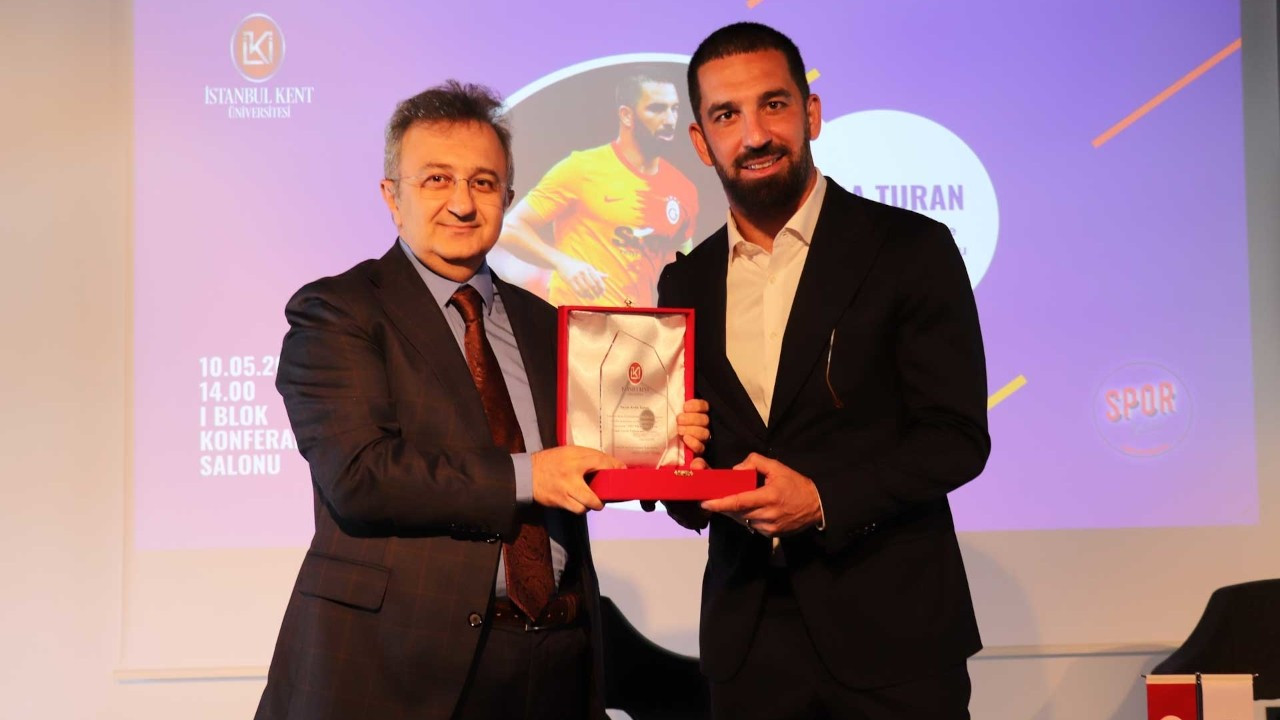 Arda Turan, yılın 'en sevilen ve örnek alınan futbolcusu' seçildi