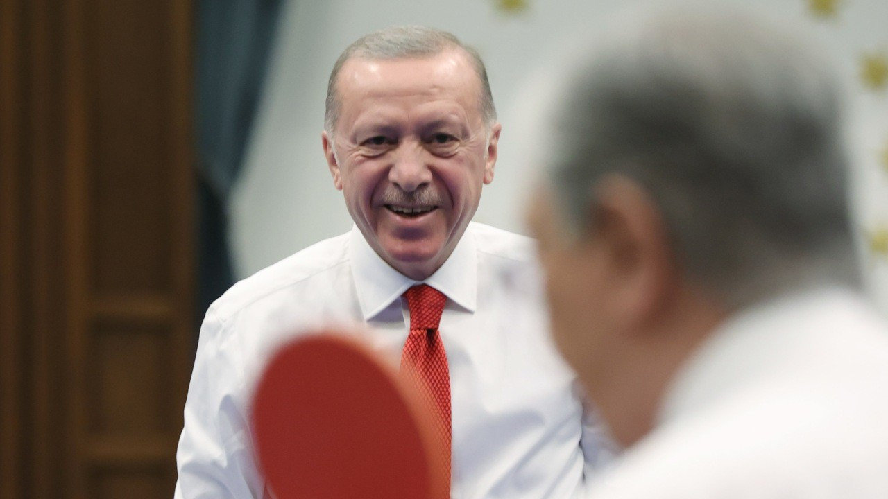 Erdoğan ve Tokayev masa tenisi oynadı