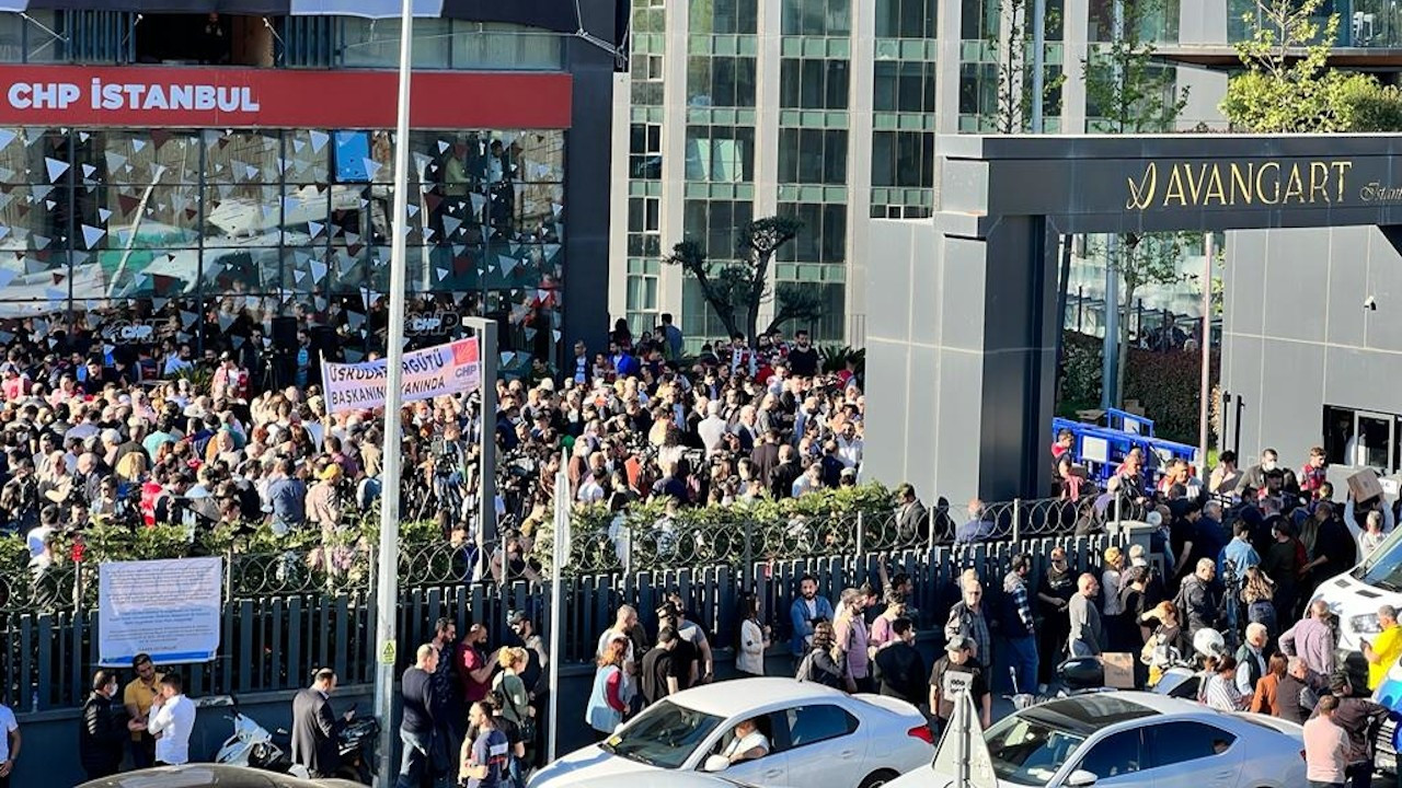CHP İstanbul İl Başkanlığı önünde protesto