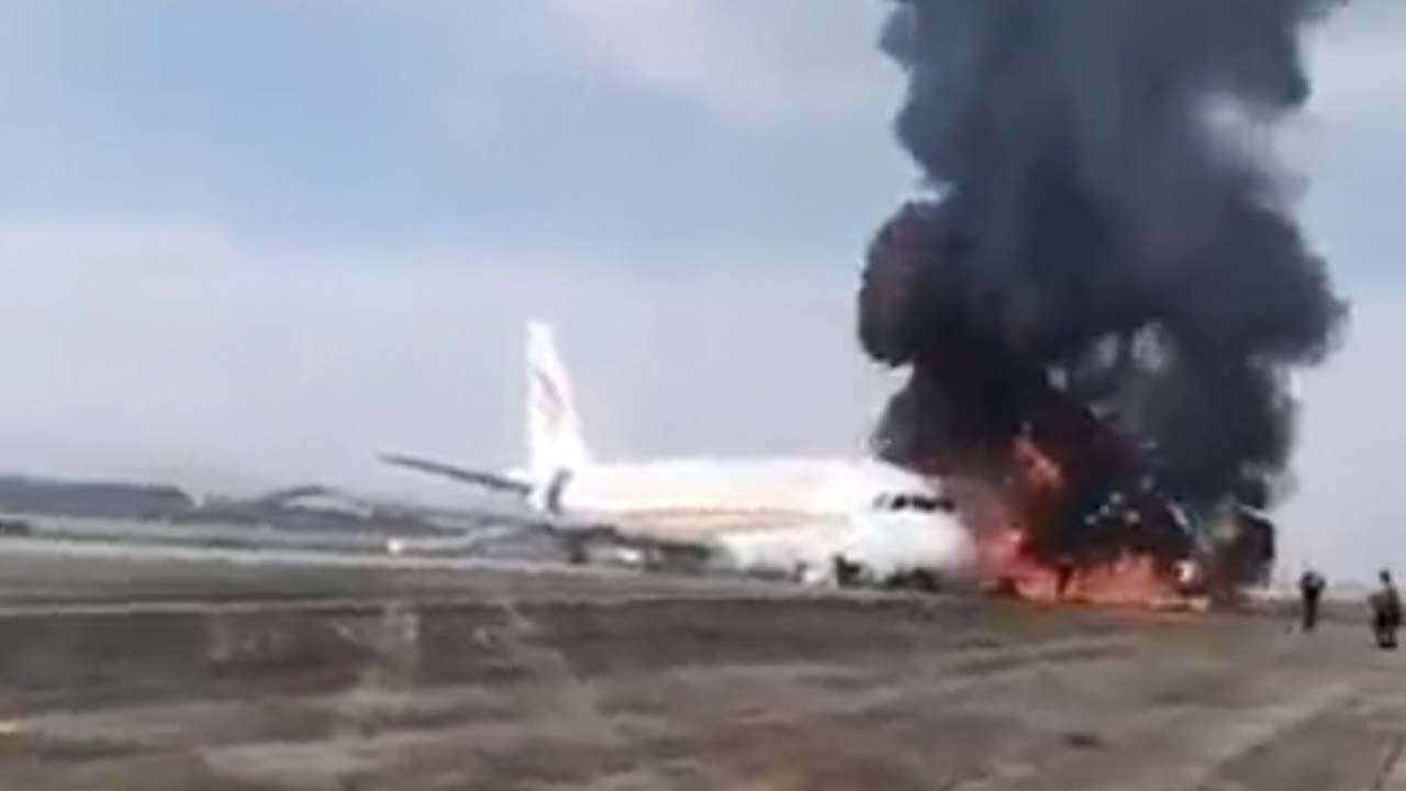 Çin'de 133 yolcu taşıyan uçak pistte alev aldı