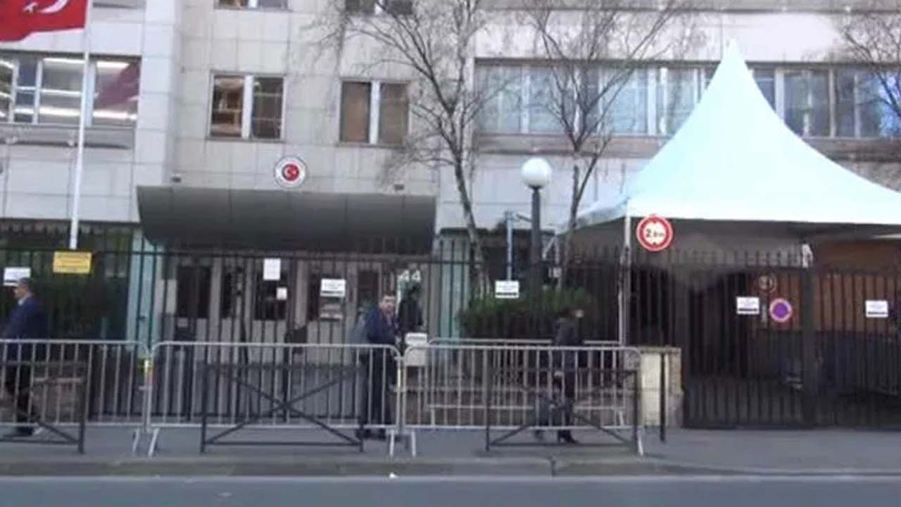 Türkiye'nin Paris Başkonsolosluğu'na el yapımı bomba atıldı