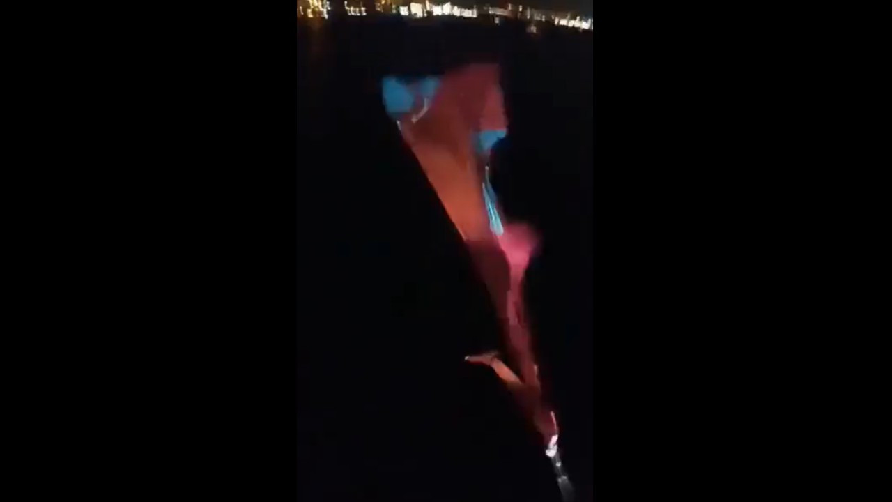 'Rambo Okan' üçüncü denemesinde Boğaz'daki Trabzonspor bayrağını kesti