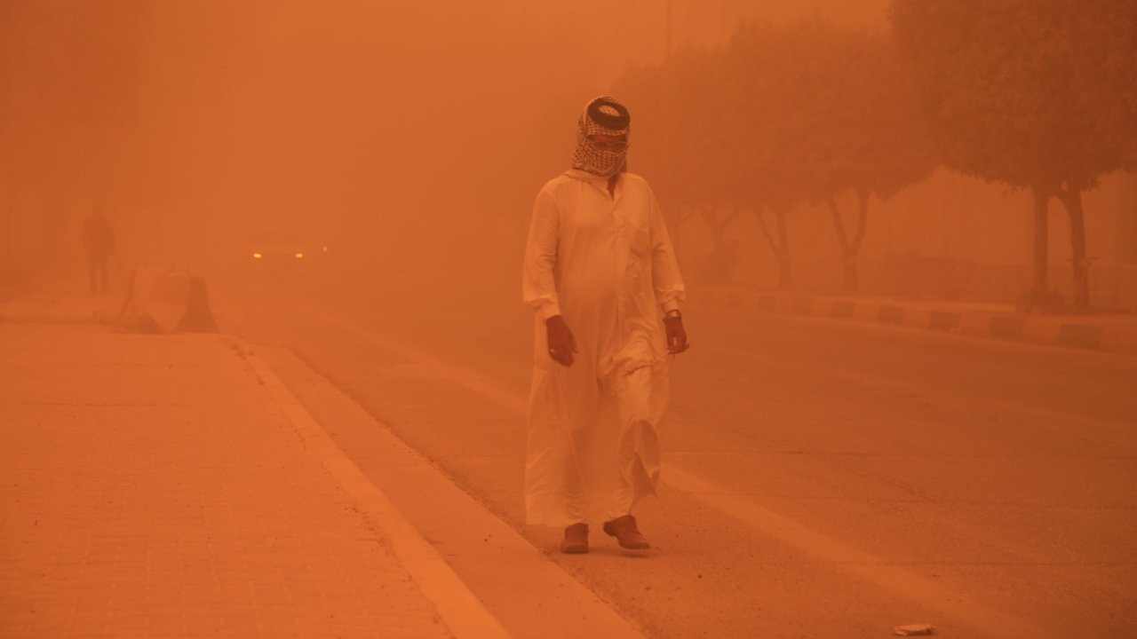 Bağdat'ta kum fırtınası: Onlarca kişi boğulma riski geçirdi