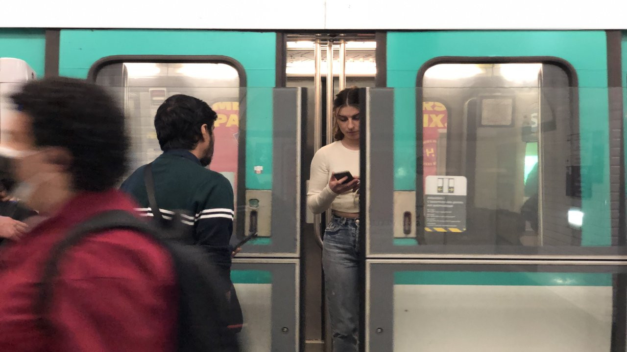 Fransa'da toplu taşıma araçlarında maske zorunluluğu kaldırıldı