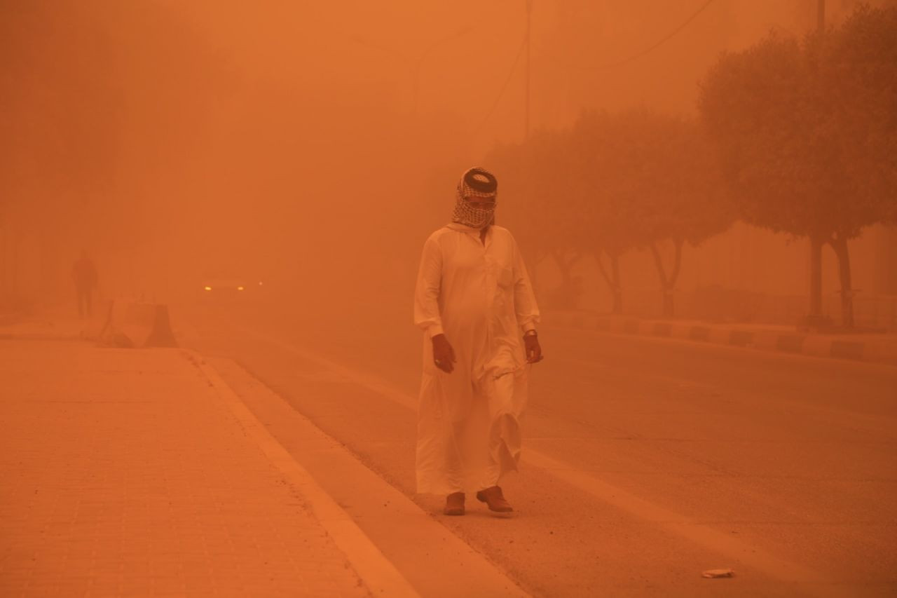 Bağdat'ta kum fırtınası: Onlarca kişi boğulma riski geçirdi - Sayfa 1