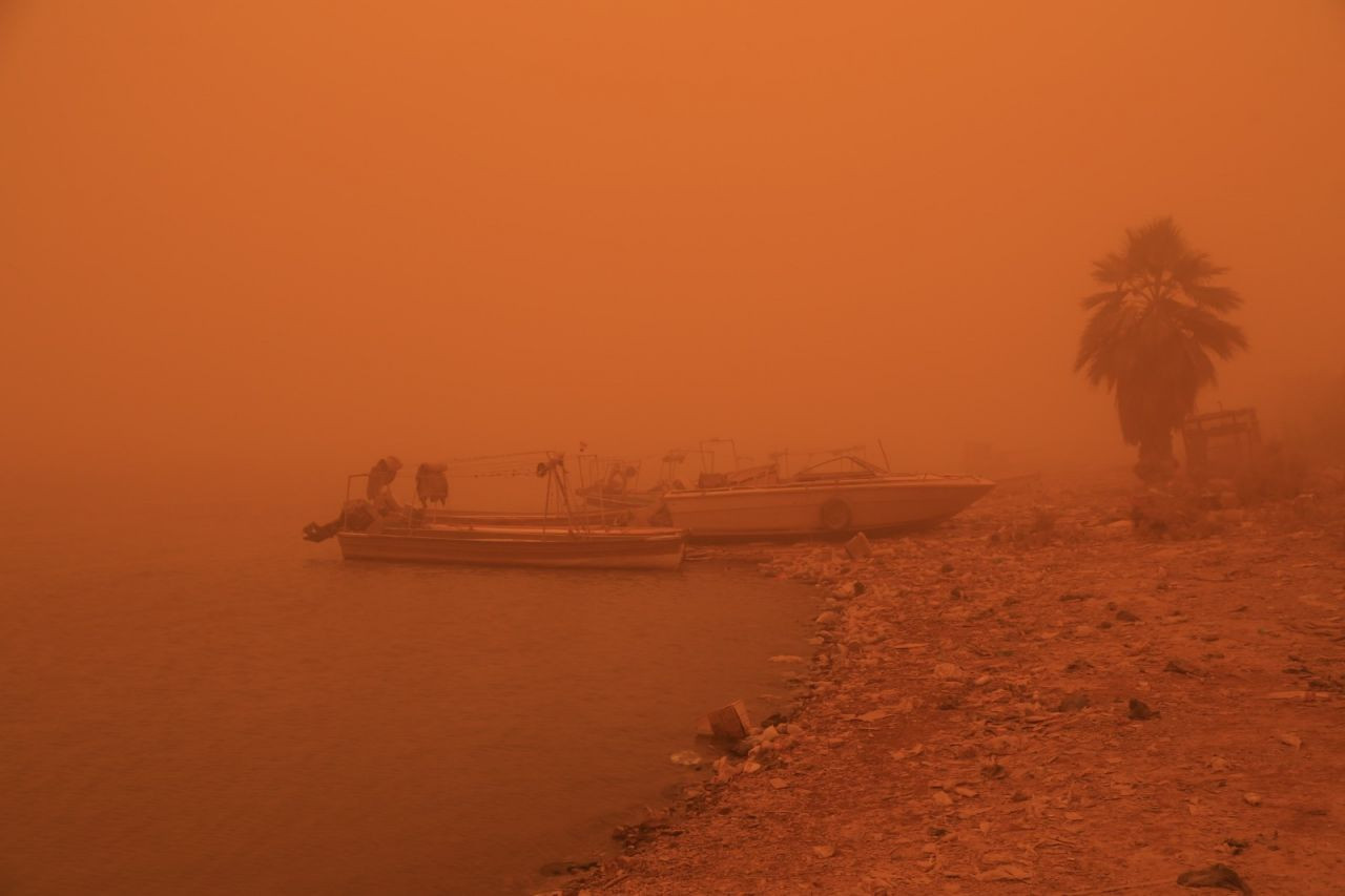 Bağdat'ta kum fırtınası: Onlarca kişi boğulma riski geçirdi - Sayfa 4