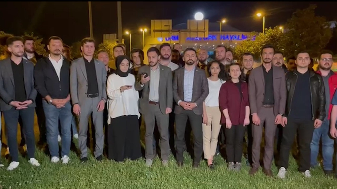 İYİ Partili gençler Atatürk Havalimanı'nda: İhanetlerden sadece biri
