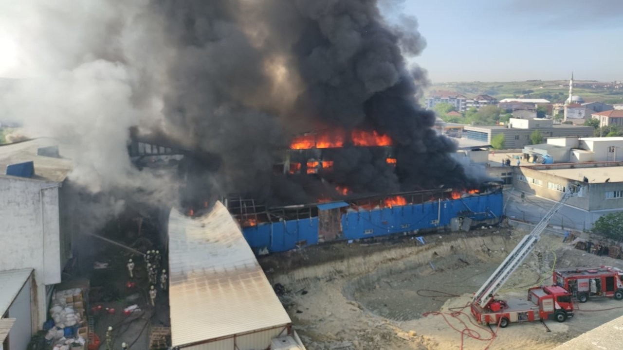 Arnavutköy'de fabrika yangını: Çok sayıda itfaiye ekibi sevk edildi