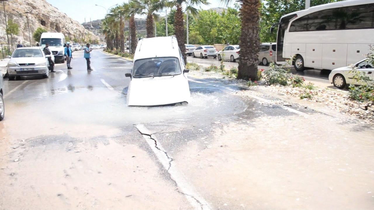 Urfa'da asfalt çöktü, otomobil çukura düştü - Sayfa 1