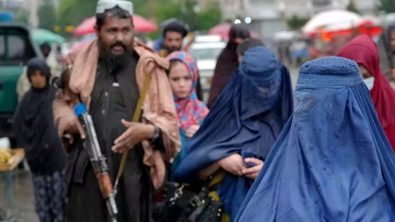 Taliban'dan erkek şiddetine karşı 'önlem': Kadınlar hapse gönderiliyor