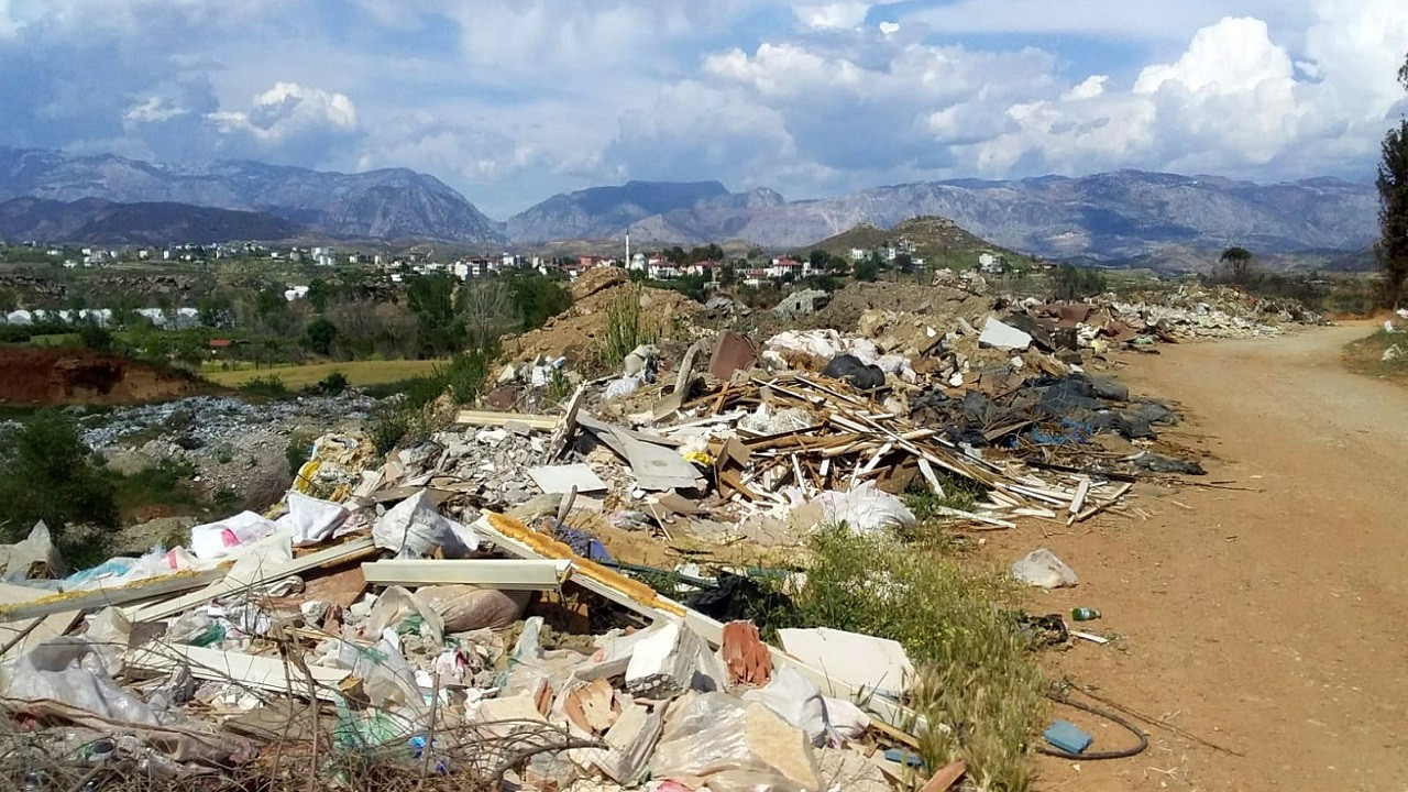 70 bin hektar yanmıştı: Hafriyat ve çöp ormana döküldü