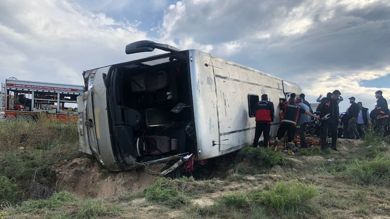 Çankırı'da işçileri taşıyan otobüs devrildi: 3'ü ağır 18 yaralı