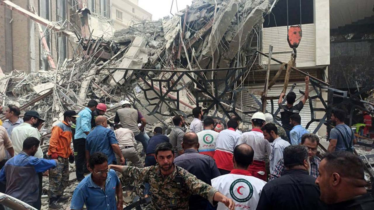 İran'da çöken binada can kaybı 22'ye yükseldi