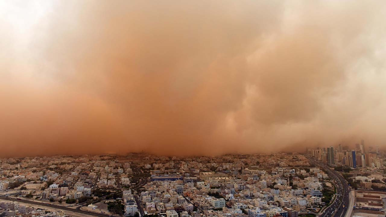 Kuveyt'te kum fırtınası: Uçuşlar iptal edildi, final maçı ertelendi