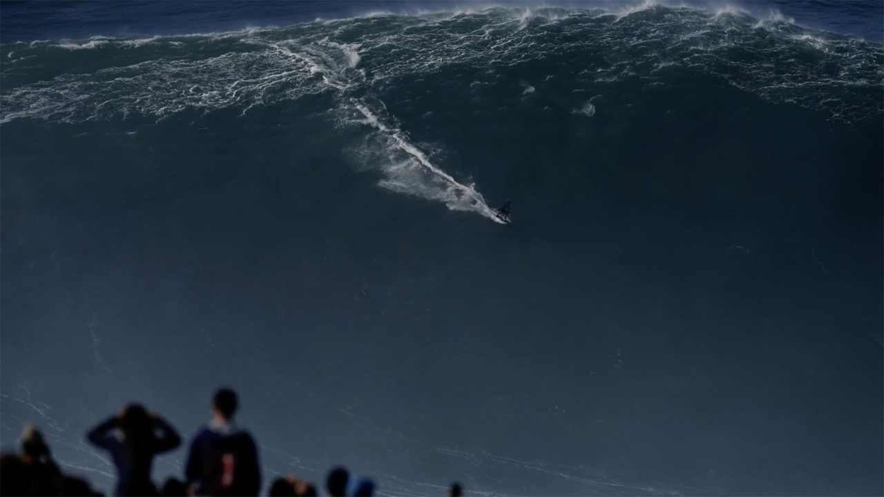 26 metrelik dalgada sörf yaparak dünya rekoru kırdı