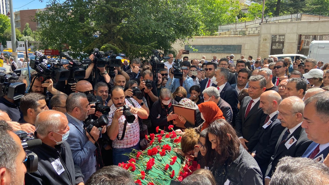 Ali Ekber Ertürk için gazetesi önünde tören