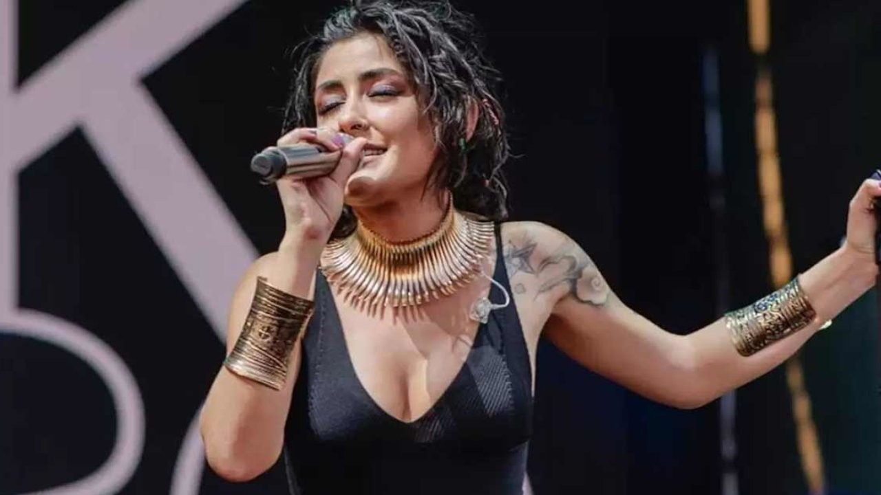 Konseri iptal edilen Melek Mosso'ya destek: Kadın sanatçıları sindiremezsiniz