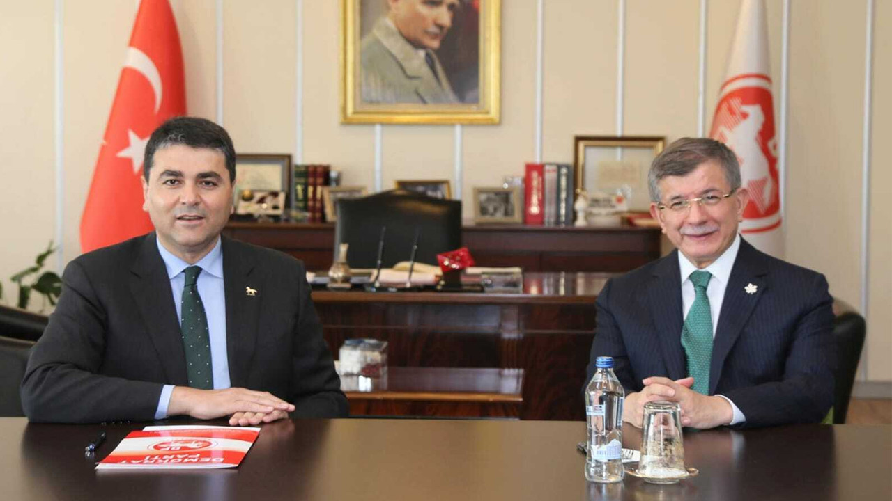 Ahmet Davutoğlu, Gültekin Uysal'ı ziyaret etti