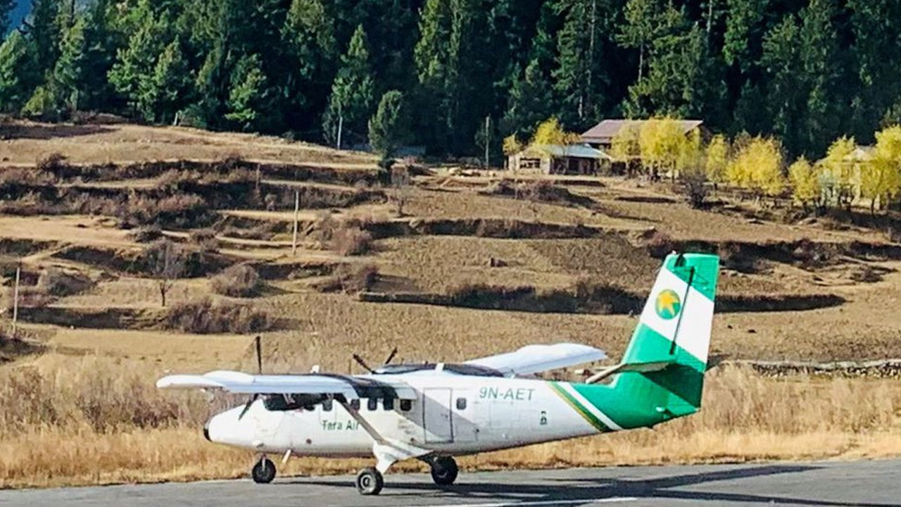 Nepal'de 22 yolcu taşıyan uçak kayıp