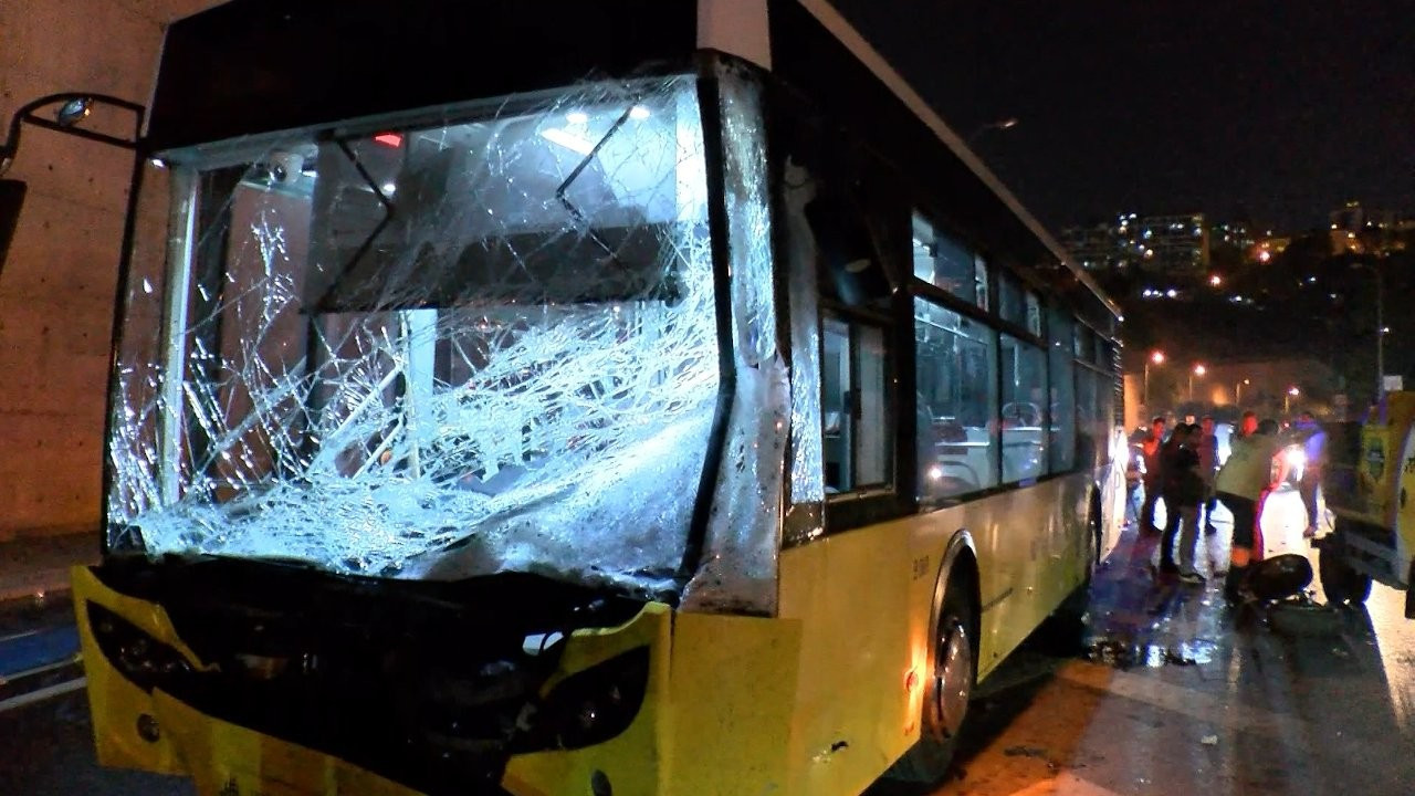Otomobil İETT otobüsüne çarptı: 1 ölü, 4 yaralı