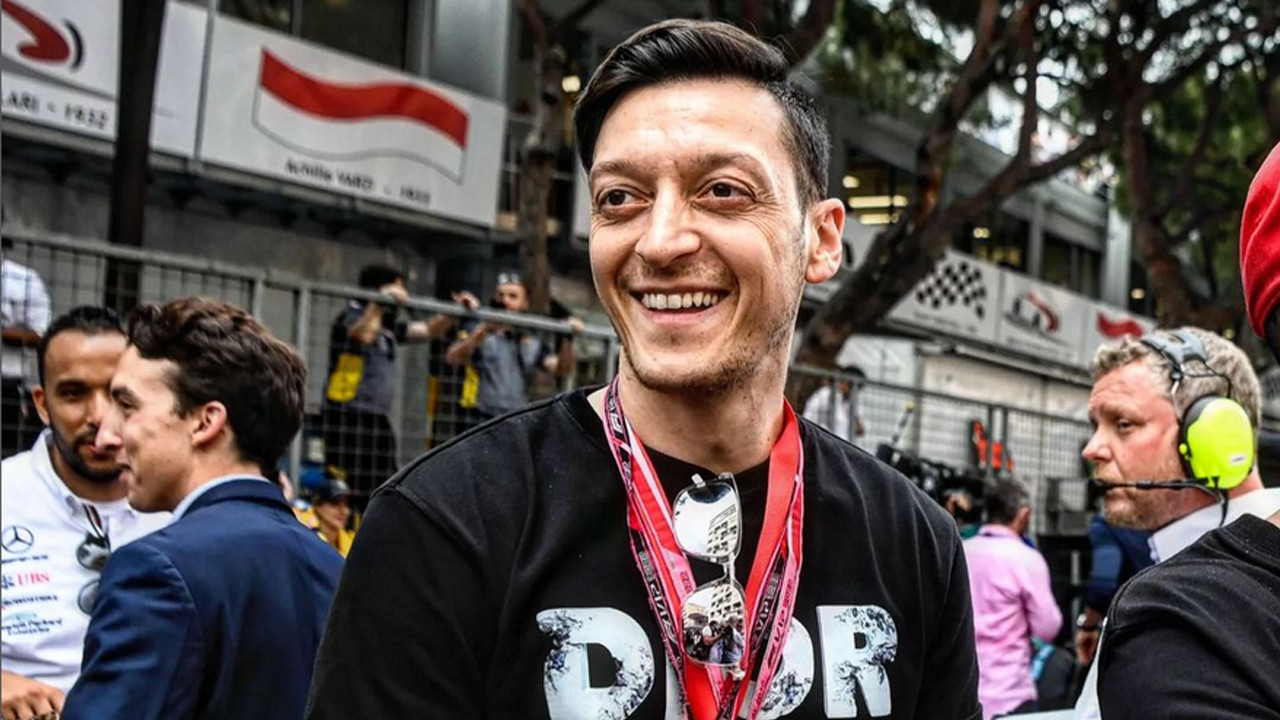 Mesut Özil Formula 1 için Monako'da
