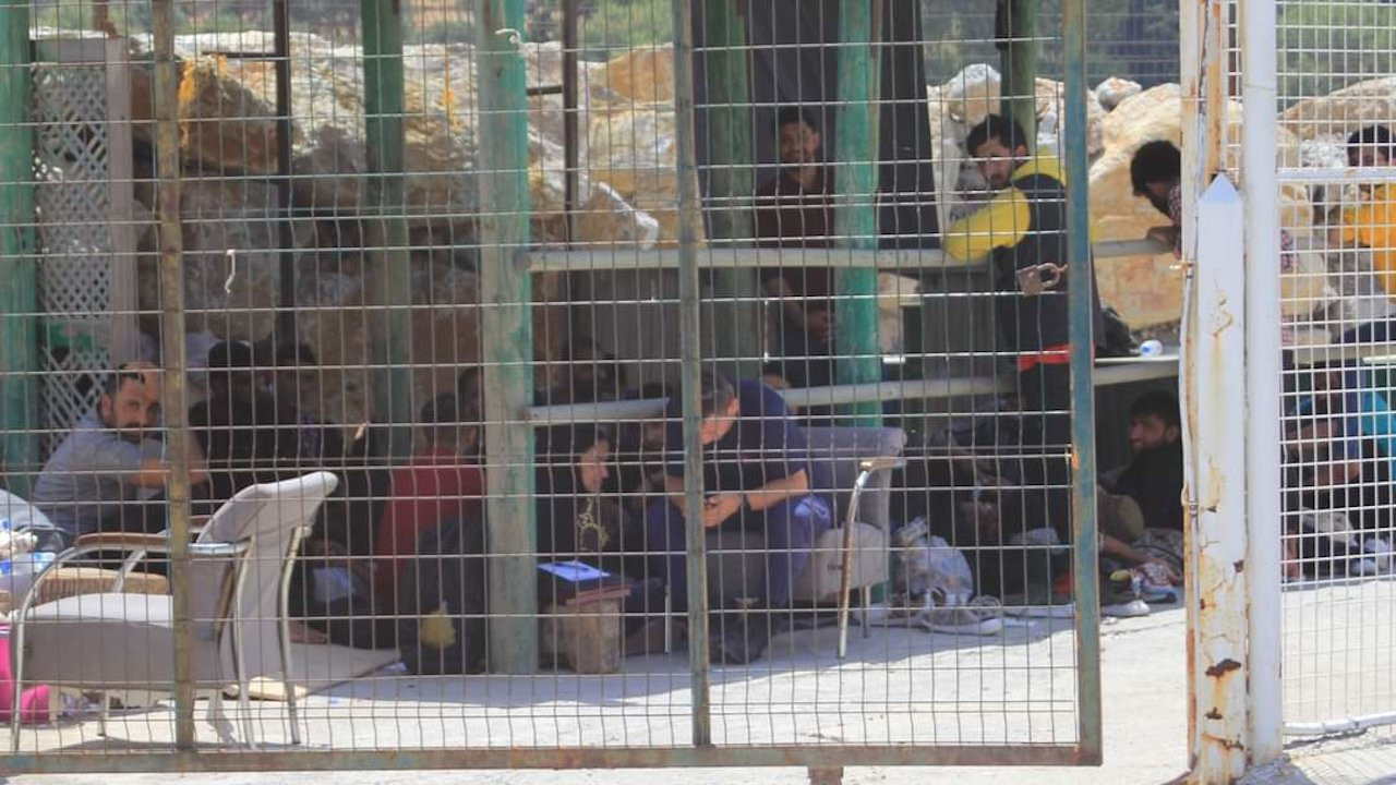 Datça'da mülteciler bir haftadır 'kafes'te tutuluyor