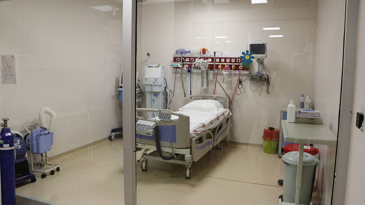 Türkiye'nin ilk pandemi hastanesinde Covid-19 alanları kapatıldı