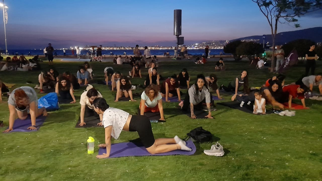 İzmir'de kadınlar 'yoga yasağı'nı yoga yaparak protesto etti