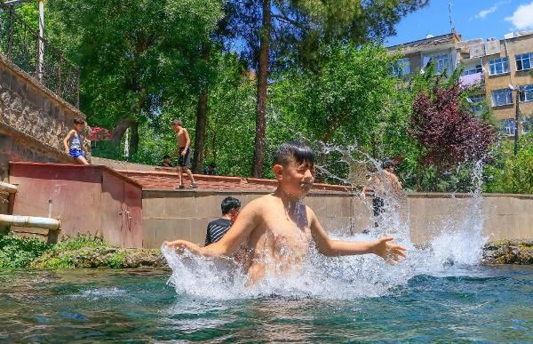 Diyarbakır'da 37 derece sıcakta çocuklar süs havuzunda serinledi - Sayfa 2
