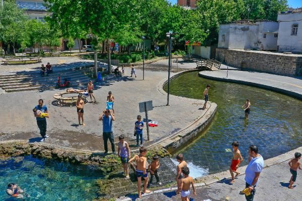 Diyarbakır'da 37 derece sıcakta çocuklar süs havuzunda serinledi - Sayfa 3