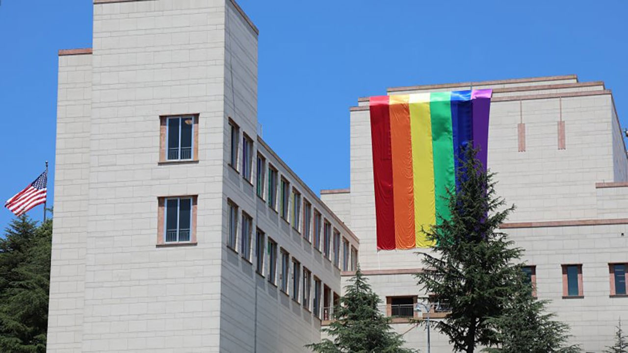 ABD Başkonsolosluğu’nun LGBTIQ+ bayrağı AK Parti'li Çamlı’yı kızdırdı