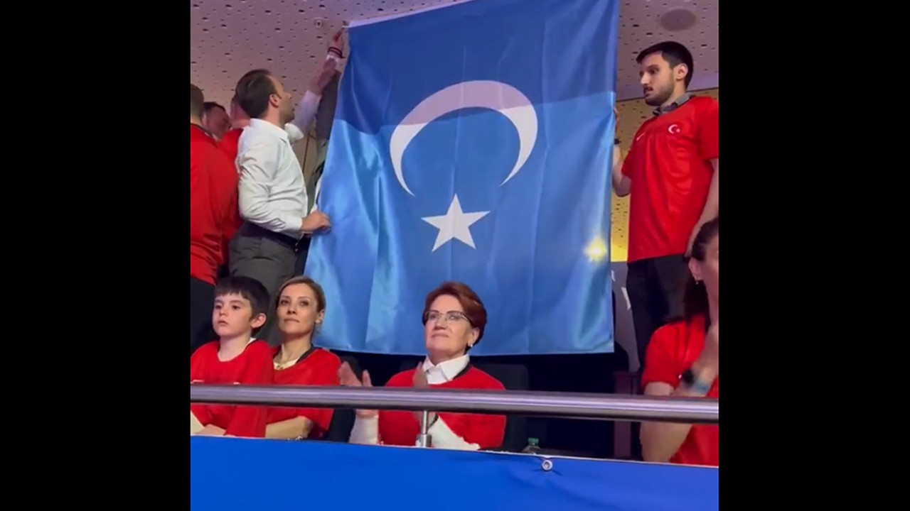 Türkiye-Çin maçını izleyen Akşener'in locasında Uygur bayrağı açıldı