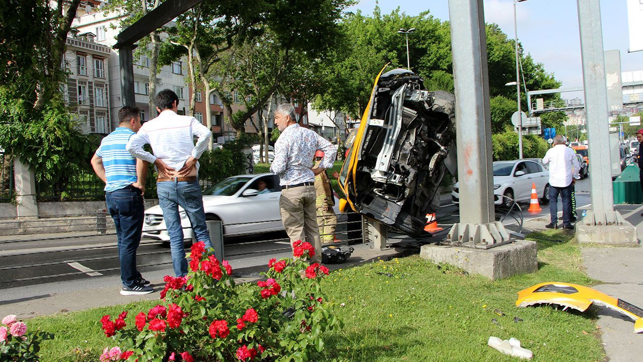 Kağıthane'de bariyere çarpan taksi asılı kaldı - Sayfa 3