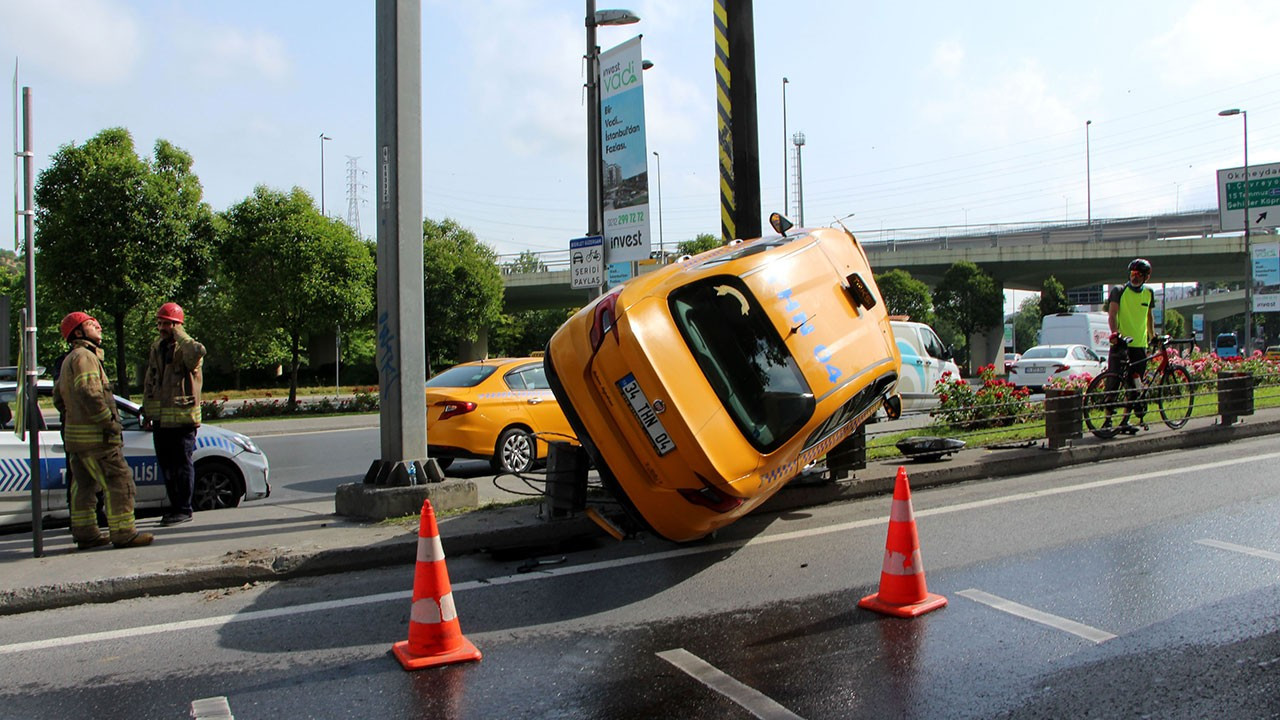 Kağıthane'de bariyere çarpan taksi asılı kaldı