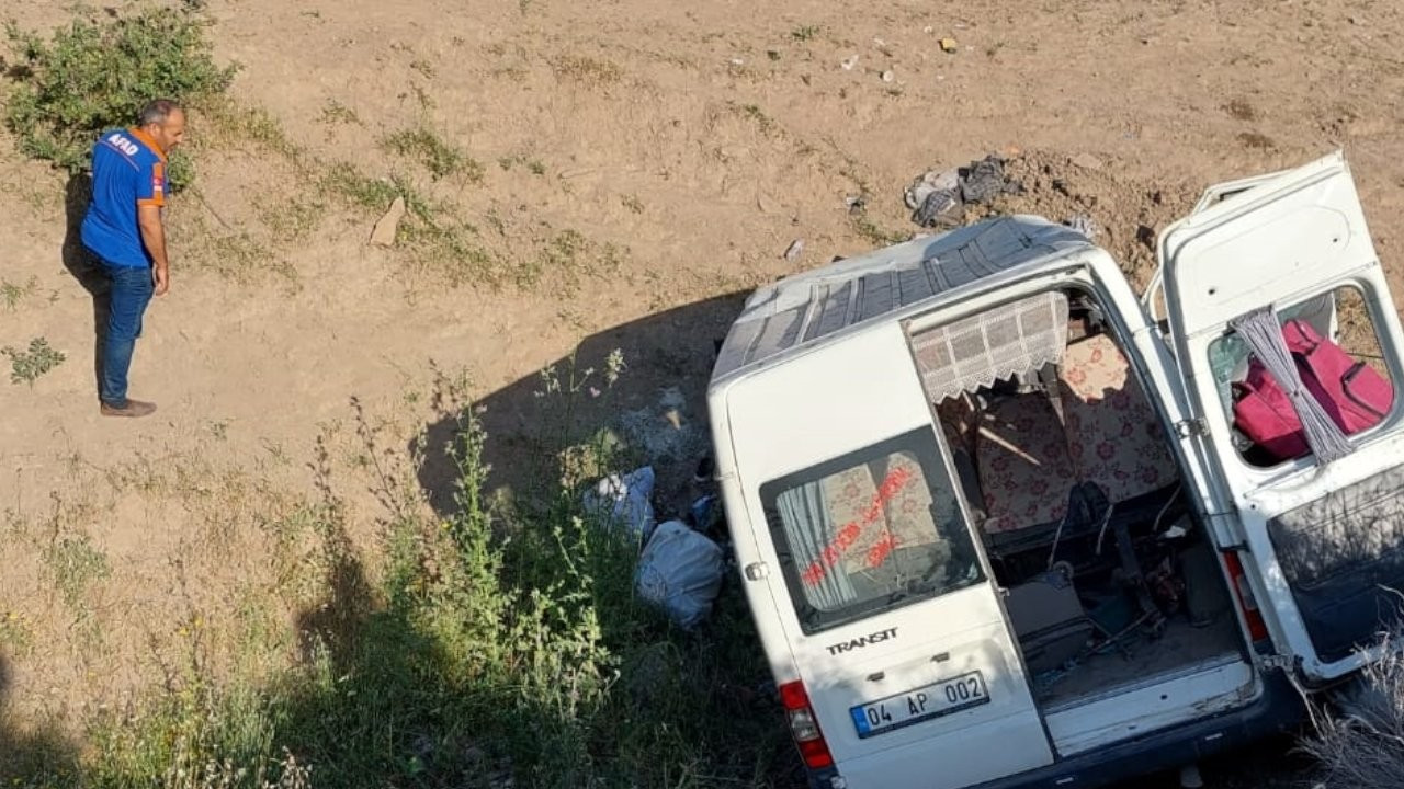 Siirt'te işçileri taşıyan minibüs kaza yaptı: 4 ölü, 6 yaralı