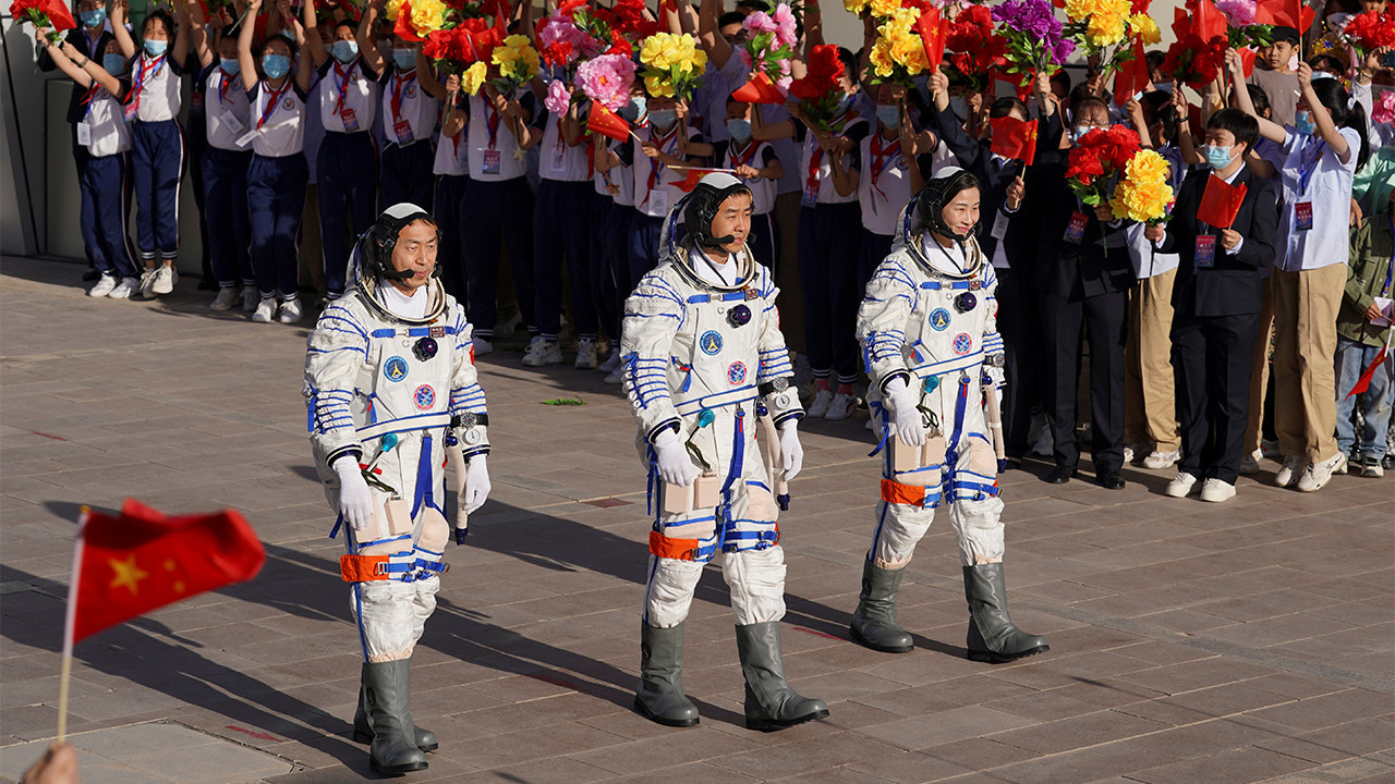 Çinli taykonotlar 6 aylık görev için uzay istasyonuna gönderildi