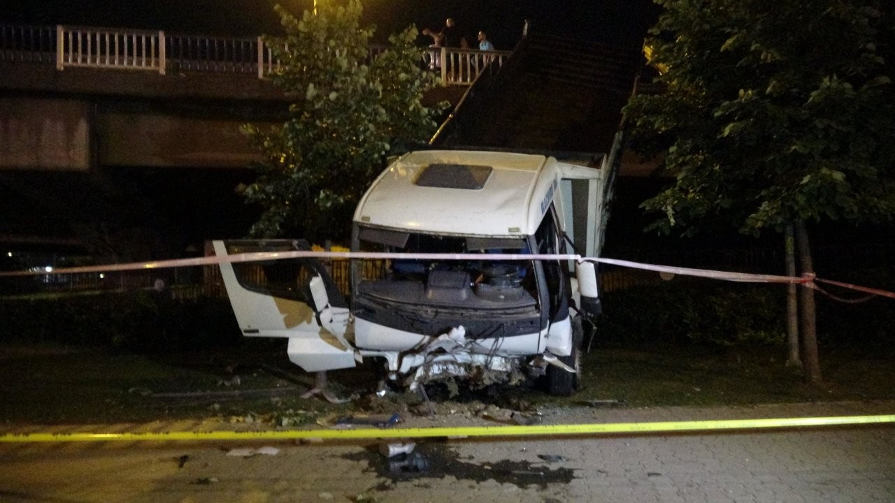 İzmir'de kamyon ile otomobil çarpıştı: 1 ölü, 5 yaralı