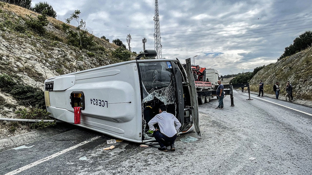 Başakşehir'de servis minibüsü devrildi: 6 yaralı