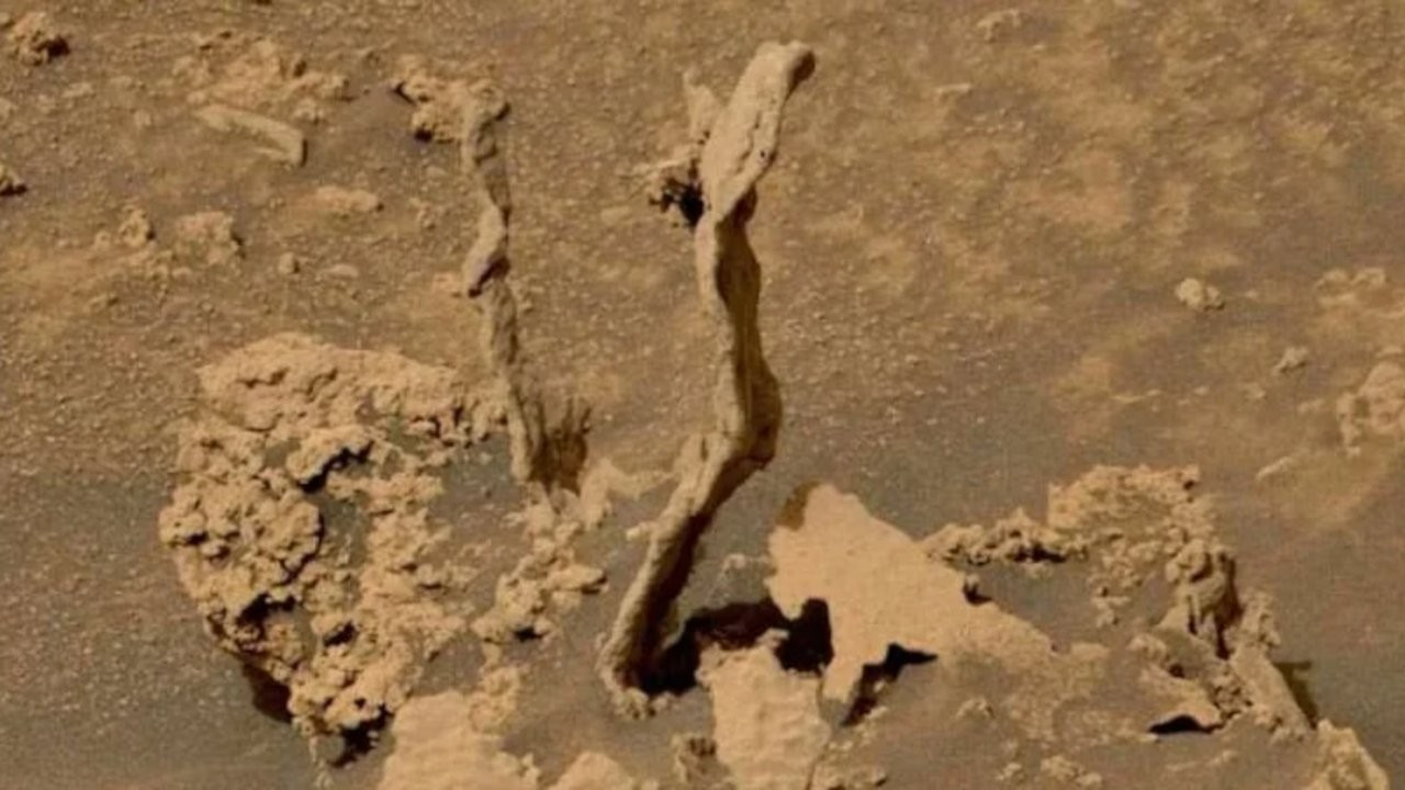 Mars'ta gizemli keşif: Peribacalarına benzeyen 'kaya kuleleri' görüntülendi