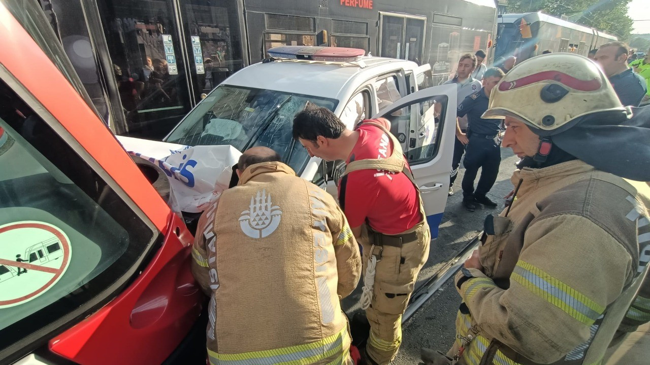 Laleli'de polis aracı tramvayla çarpıştı: 3 yaralı