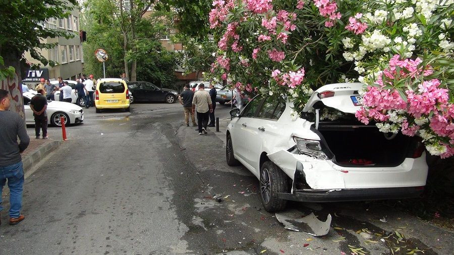 Beşiktaş'ta kargo aracı sürücüsüz hareket etti: Bir kişi ağır yaralı - Sayfa 4