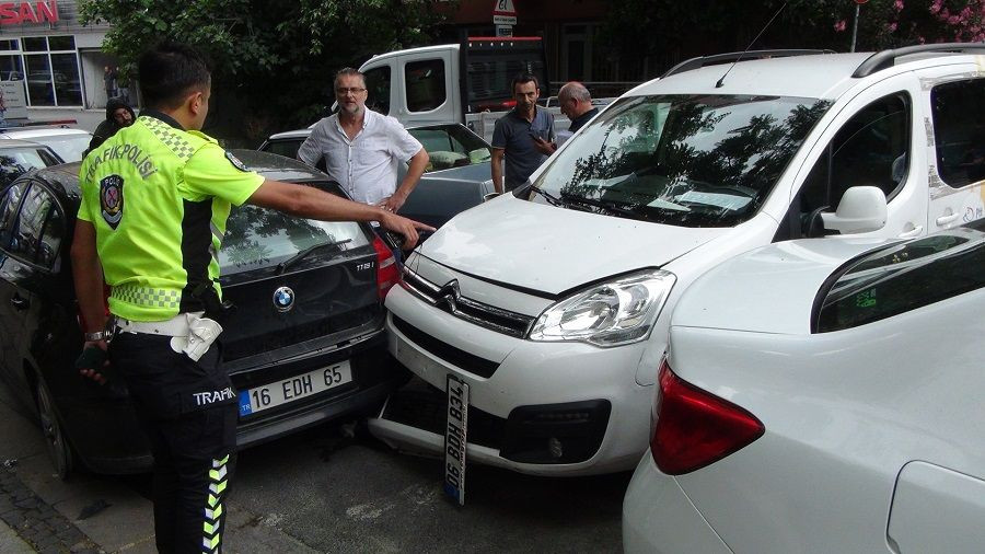Beşiktaş'ta kargo aracı sürücüsüz hareket etti: Bir kişi ağır yaralı - Sayfa 3