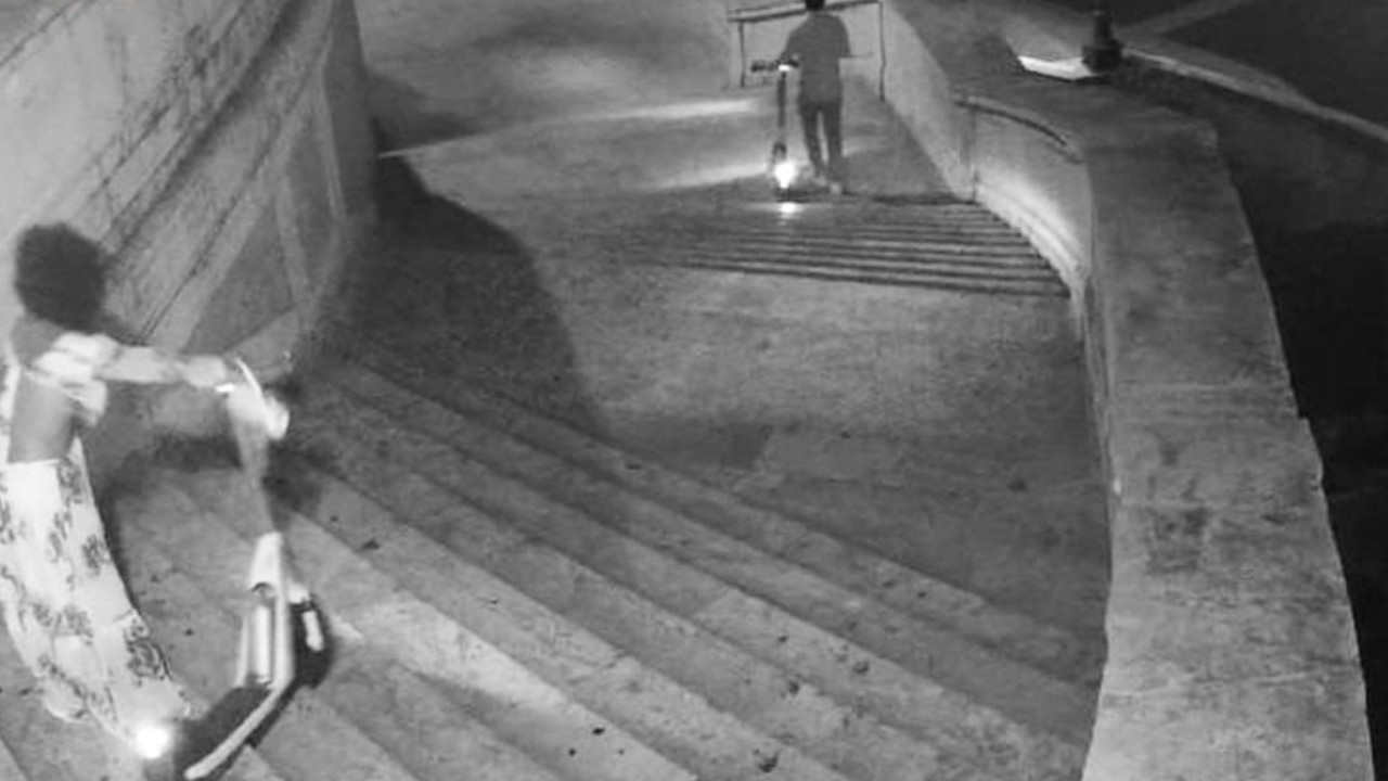 Roma'da İspanyol Merdivenleri'ne scooter fırlatan turistlere ceza