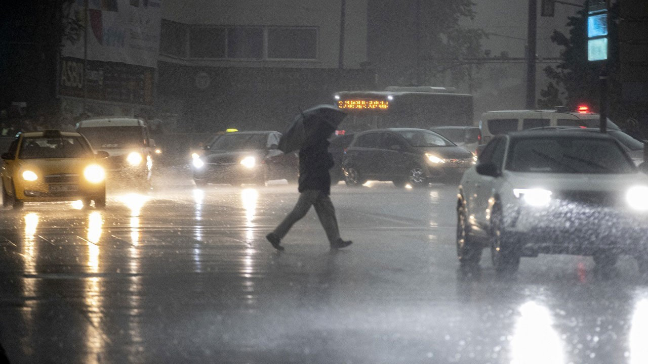 Ankara'da hava karardı: Fırtına ve yağmur etkili oldu