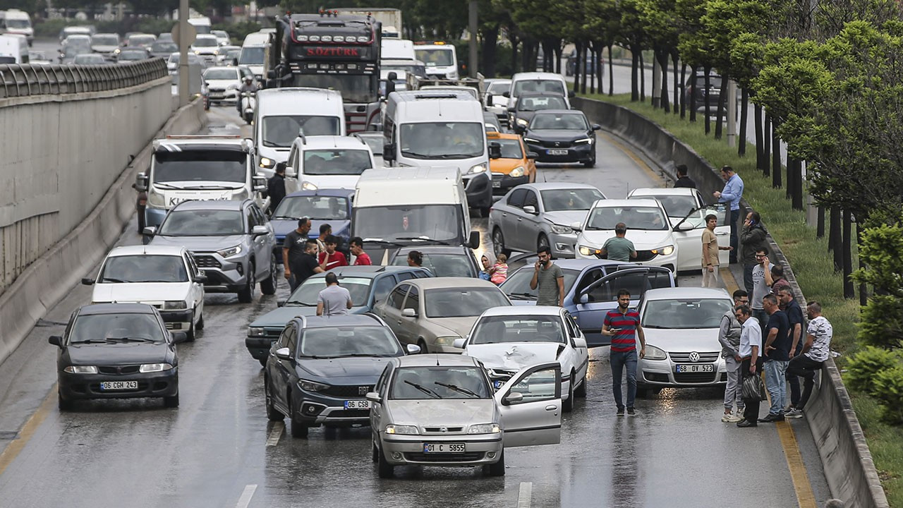 Ankara'da zincirleme kaza: 15 araç birbirine girdi